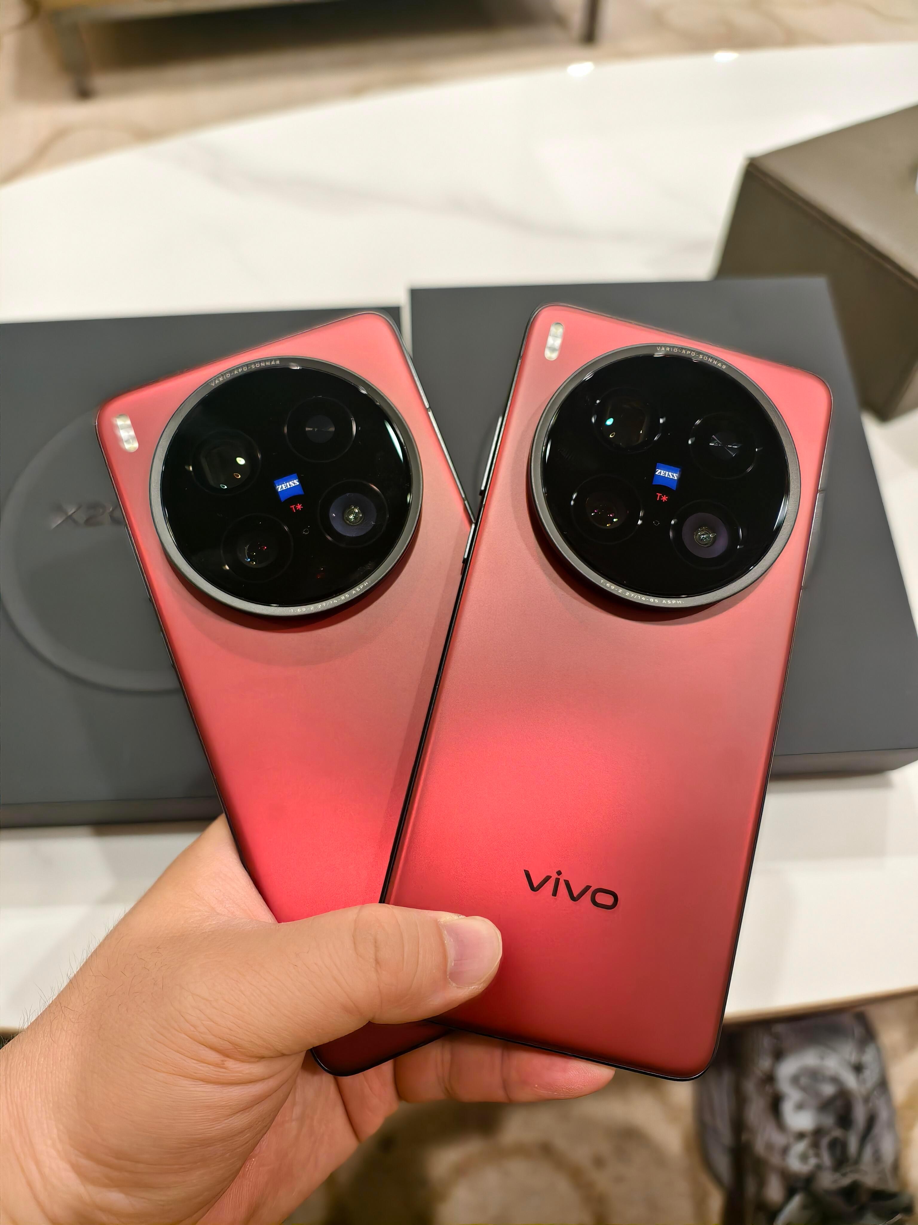 VIVO这次真的惊艳全场！全新200U的红色配色堪称高级感天花板，优雅大气又不失