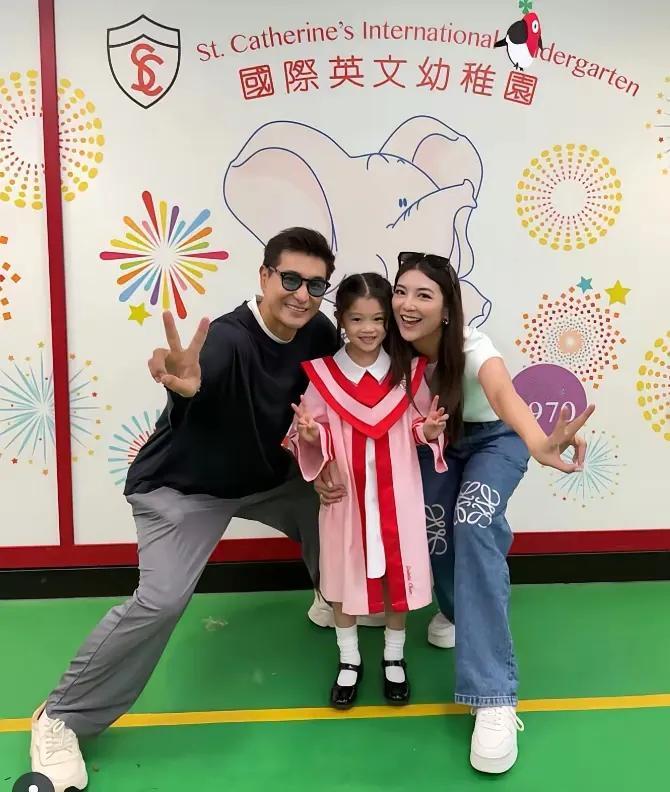 TVB视帝陈展鹏一家三口，女儿就像妈妈的复制粘贴版，母女俩都很漂亮。他与妻子单文