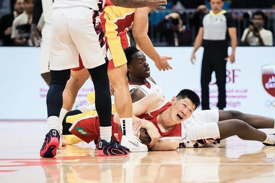 中国男篮在世预赛中以83-57大胜卡塔尔，净胜26分，排名升至第三。 ​​​