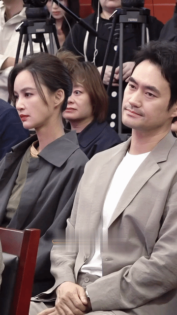 袁弘看起来好憔悴，他最火的时候人气直逼一线大咖，看他现在的状态，是很难在娱乐圈有