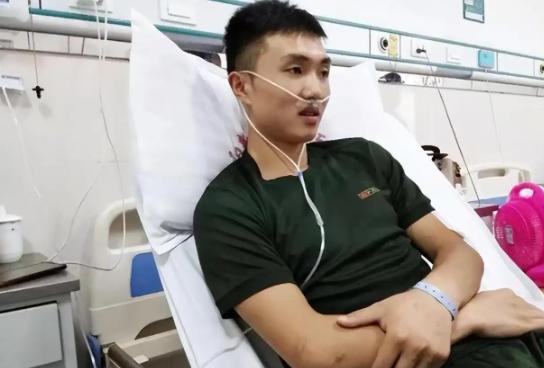 2019年，退伍军人尹文杰在抓捕小偷时，突然看清了小偷的样貌，他感到十分惊讶，连