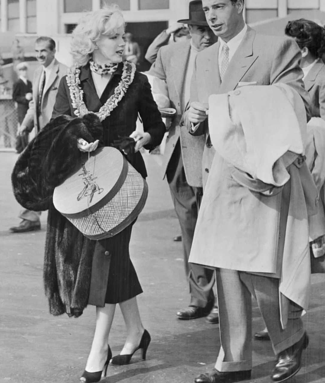 【来自投稿】1954年  玛丽莲·梦露和新婚丈夫乔·迪马吉奥从旧金山出发，准备前