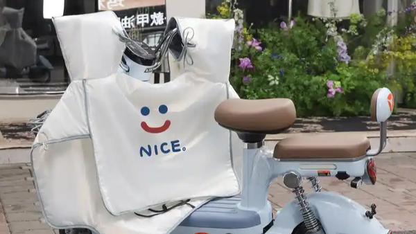 随着天气转冷，电动自行车挡风被的使用逐渐普及，旨在改善骑行体验、抵御寒风。然而，