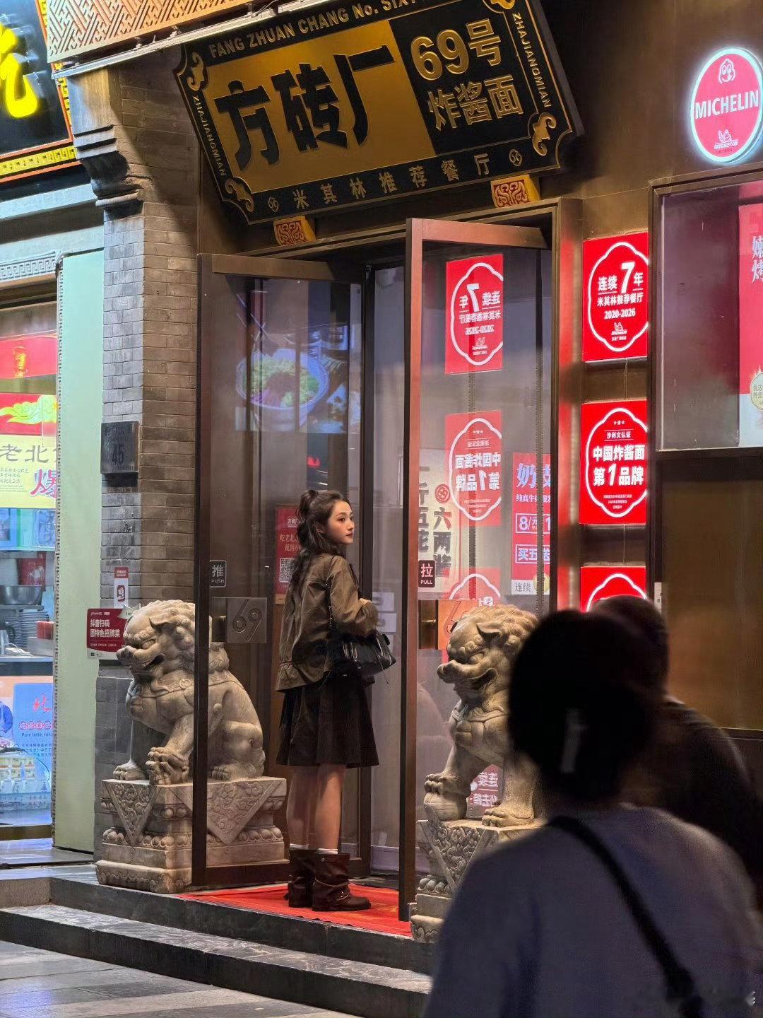 网友偶遇关晓彤吃炸酱面偶遇关晓彤北京吃炸酱面网友在北京前门大街偶遇关晓彤干饭，高