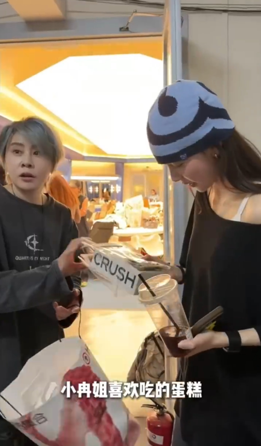 宋妍霏磕到了王濛李小冉宋妍霏 vlog 这段互动越品越甜，王濛逢人就分享李小冉爱