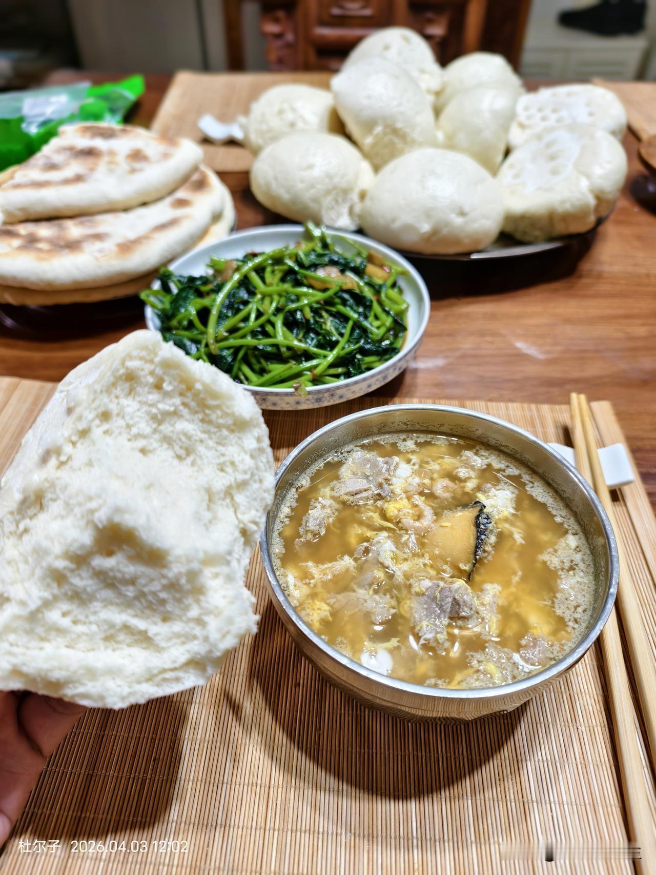清明拜山需要带些干粮
今天烘烤了两个无油大饼，并顺便蒸几个大馒头，都是用醪糟发的