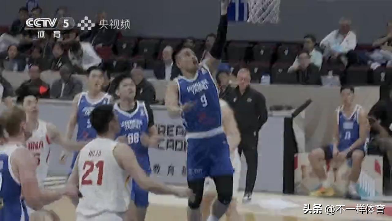 最新战报：陈盈骏空砍26分，朱俊龙19分，中国男篮100-93逆转五人得分上双的