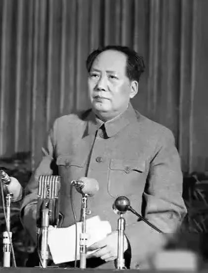 伟人毛主席在天安门城楼上，庄严宣布中华人民共和国成立了！[祈祷][祈祷][赞][
