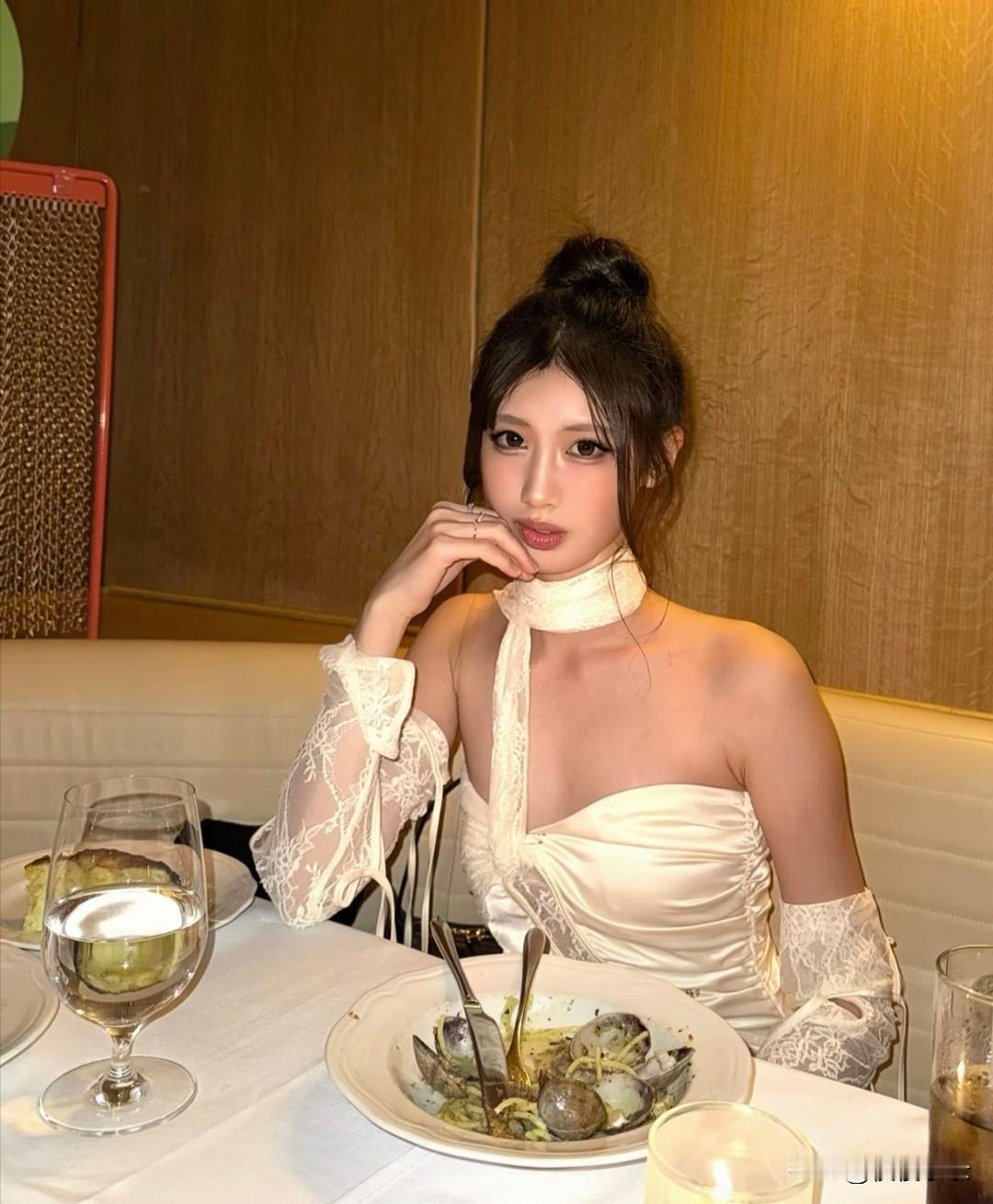 冯小刚的养女徐朵在美国餐厅庆祝20岁生日，她穿着低胸小短裙，打扮贵气成熟，妆容非