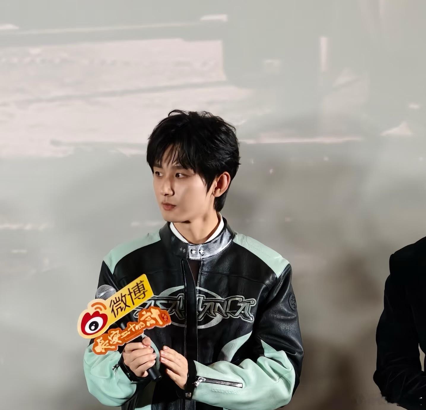 曝成毅助理打粉丝求求了，别再造谣了！成毅被私生围堵挤得晕头转向，结果焦点全被带偏