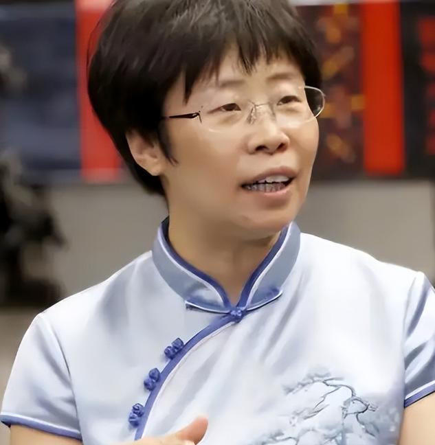 你敢信吗？前阵子还在诗词大会上温温柔柔讲唐诗宋词的蒙曼，就因为聊了几句清朝，直接