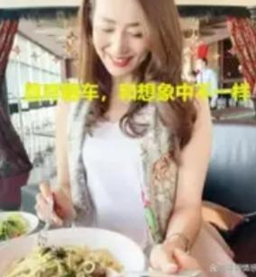 年轻男子与网友深夜奔现，得知女方年龄比自己大不少瞬间失落，女方温柔表示自己更懂得