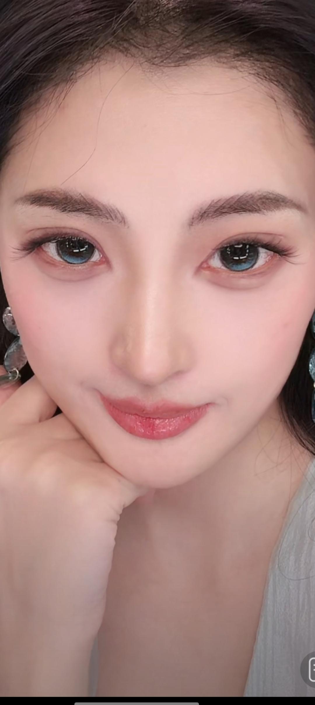 这位美女在微笑，妆容精致。