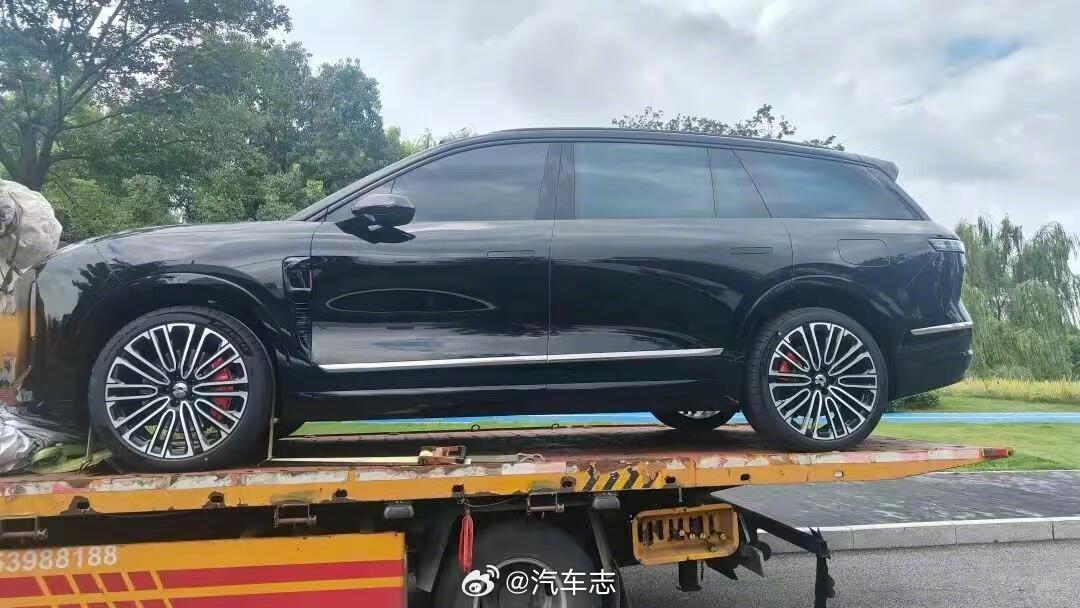 有网友拍到第三代ES8无伪装实车～这侧面线条可以啊，比工信部图好看[doge]蔚