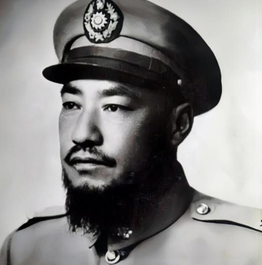 1936年，他活埋过约5000名红军战士，而后却在国外安享晚年，直至1975年在
