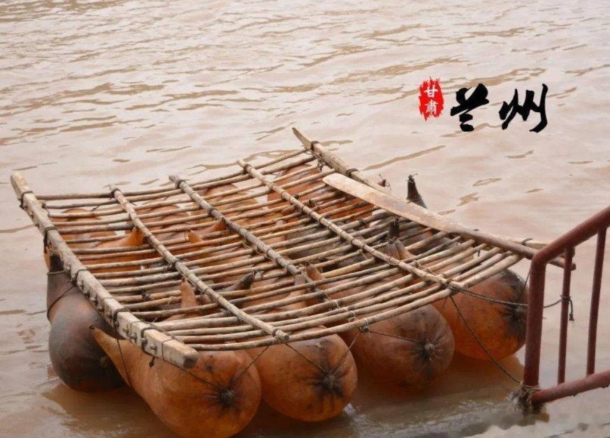 羊皮筏子漂过百年黄河奔流不息的黄河养育了兰州数代人，羊皮筏子便是扎根在这片黄土地