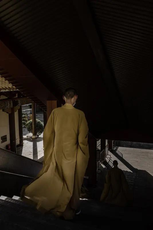 “自己不醒悟，他人如何渡；自己若醒悟，何必他人渡”，这话真是直抵人心。人生恰似一