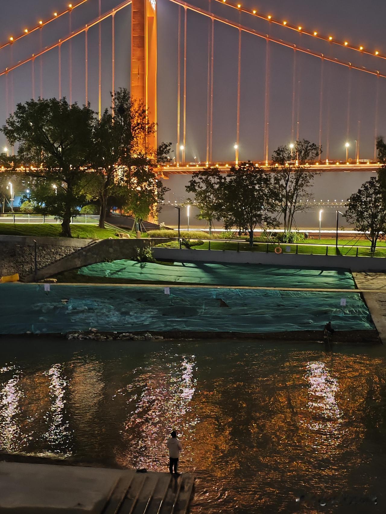 有人拍过夜景照片吗拿出来晒一晒夜钓长江边。