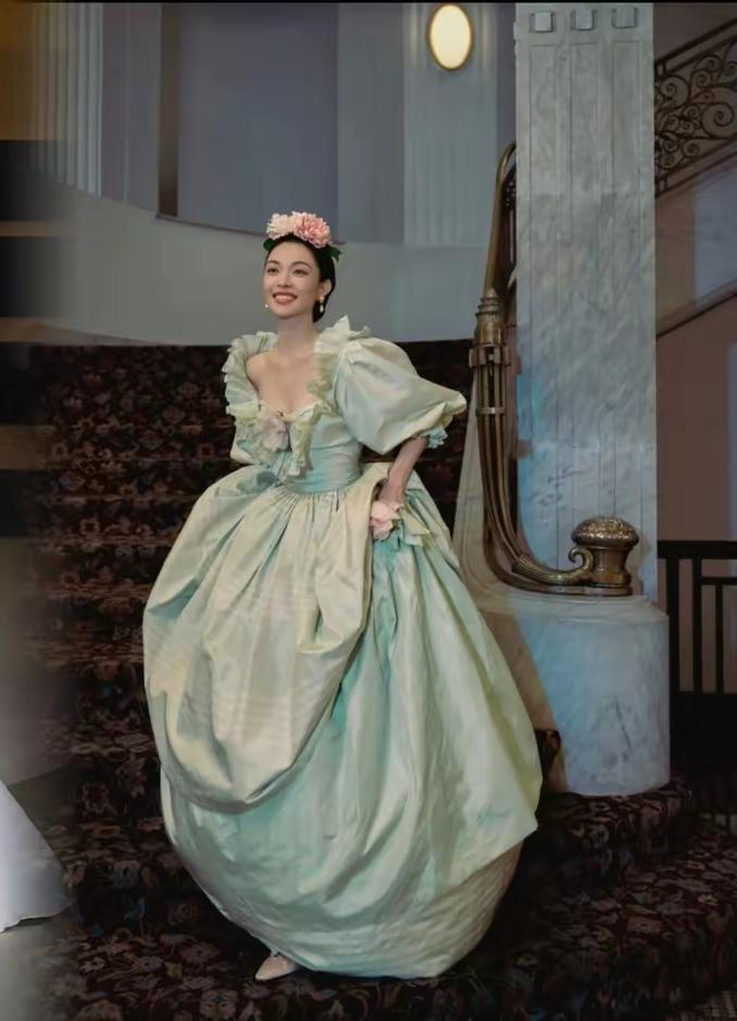 昨晚钟楚曦估计挺扎心！倒不是她没刘亦菲好看，而是她用行动证明：就算费尽心思想站C