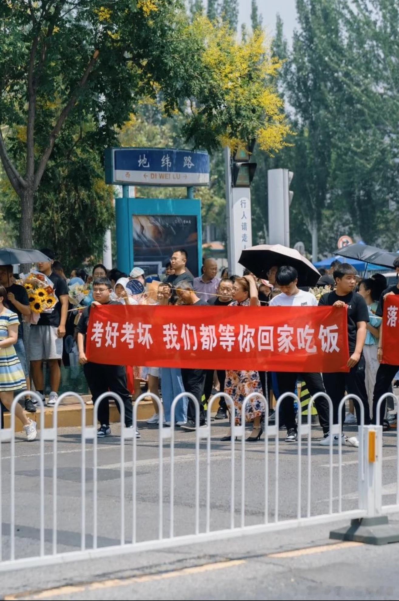高考完第一件事卸下紧绷许久的压力，告别题海与熬夜！吃顿大餐、放肆玩耍、好好放松，