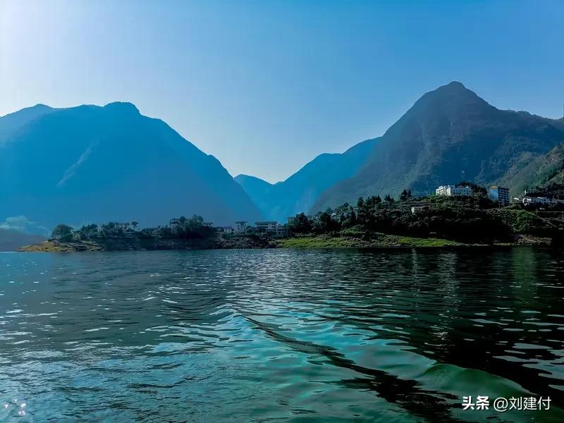 对联啊，那可是咱中式文字独有的浪漫，里头的门道可多啦。就说“千里青山万重水”对“
