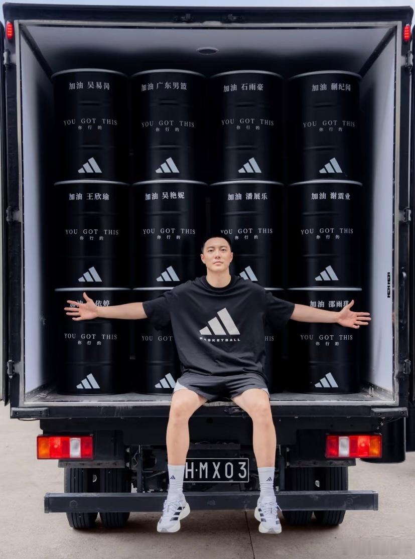 这快递小哥有点帅[嘻嘻]，胡明轩化身阿迪特派配送员，给全国各地运动员送装备啦！ 