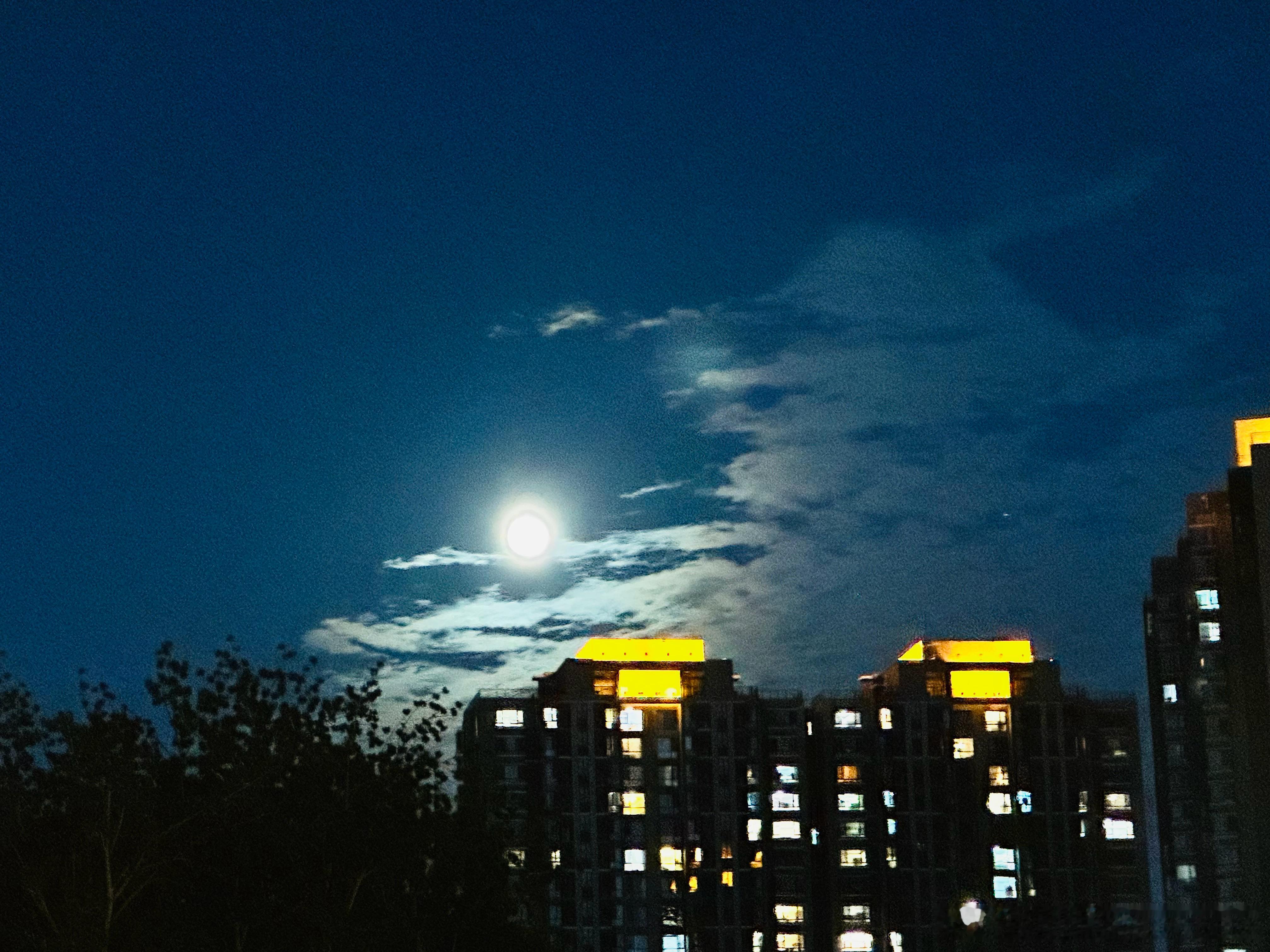 中秋快乐呀伙计们[爱你][爱你]  ​​​