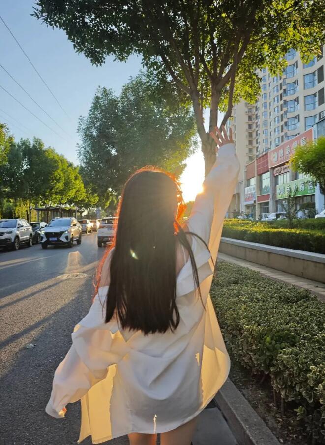 人这一辈子，
到了中年，
女人的状态，
往往就是家的晴雨表。

她心里敞亮，家里