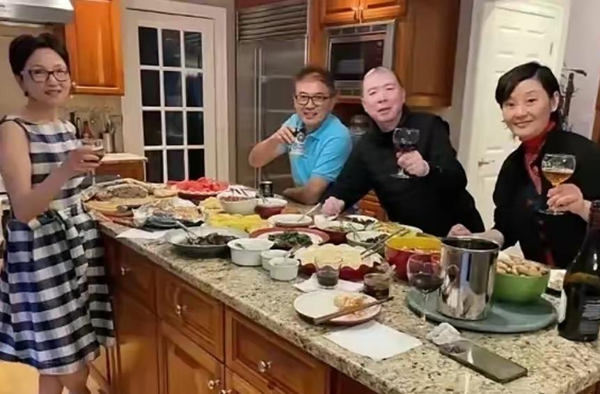 为什么“走个面儿”没引起大家的共情，反而让大家破防愤怒了，原因很简单，这位导演在
