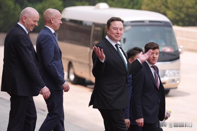 特朗普访华，专机上只带马斯克、黄仁勋两个商人。这哪是随行，分明是带“科技双王”来