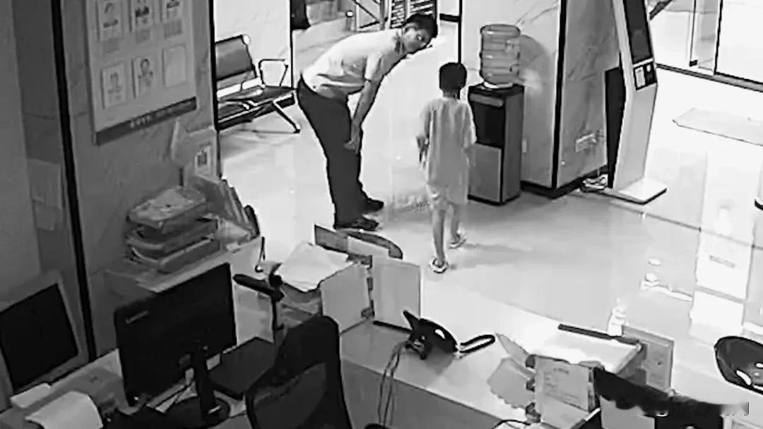 南京暖心一幕！
南京少年夜遇走失萌娃获警方表彰

近日，南京六合14岁初中生王晨