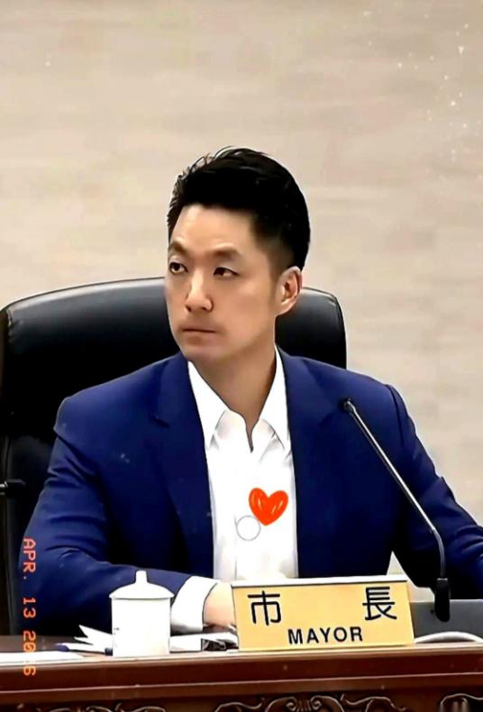 两蒋的棺材在台湾放了五十多年还没入土，蒋家后人想自费迁回大陆安葬，可蒋万安这个当