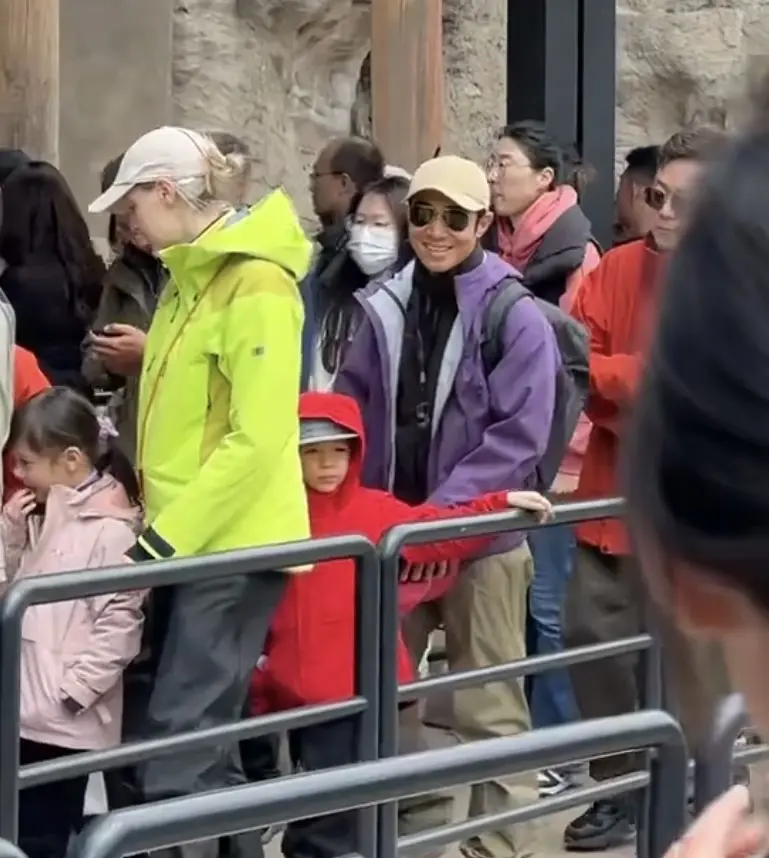 撒贝宁一家四口云冈石窟被偶遇。撒贝宁带家人来大同玩，一双龙凤胎儿女颜值好高呀