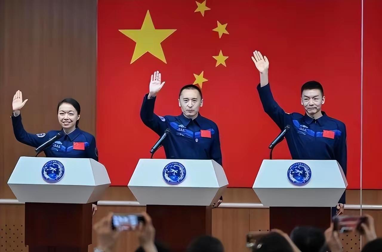 以往咱们看神舟任务，习惯了三个人一起上天、三个人一起落地，但神舟二十三号直接打破