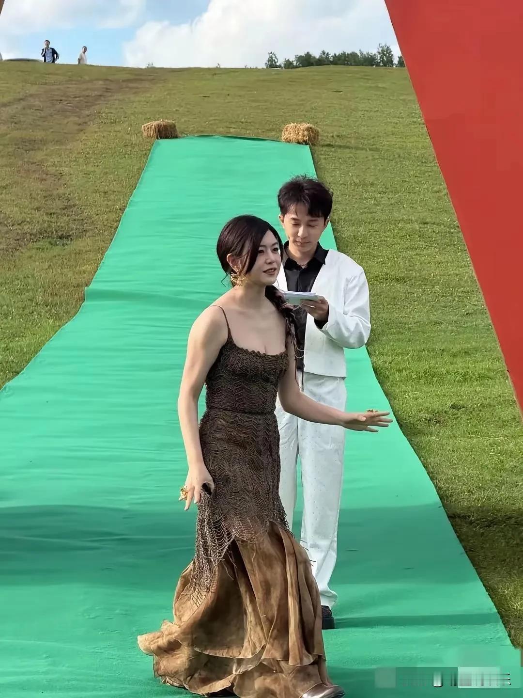 路人视角下的陈妍希，
无意间暴露了这位中年女明星最真实的样子：个子小小，胳膊粗腰