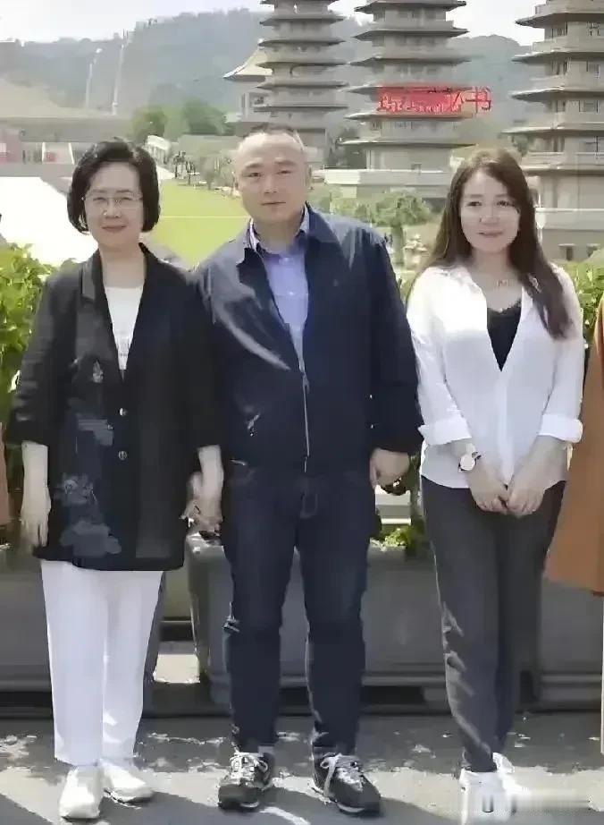 右边👉🏻这个就是琼瑶临时留字条的秘书女儿淑玲，中间这位是谁，琼瑶牵着他的手[