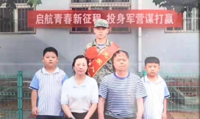 据央视披露，海军战士王永波执行任务途中，舰艇突发火情。危急关头他挺身扑火，全身烧