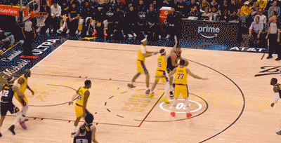 NBA现役唯一一个一人对抗一队的球员，也是唯一一个有这样防守待遇的球员，湖人的天