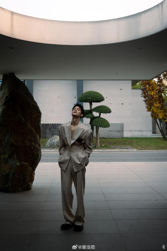 #谢治勋蝴蝶结褶皱西装造型#看了这次帅哥的西装造型也是被惊艳到了，要不要这么养眼
