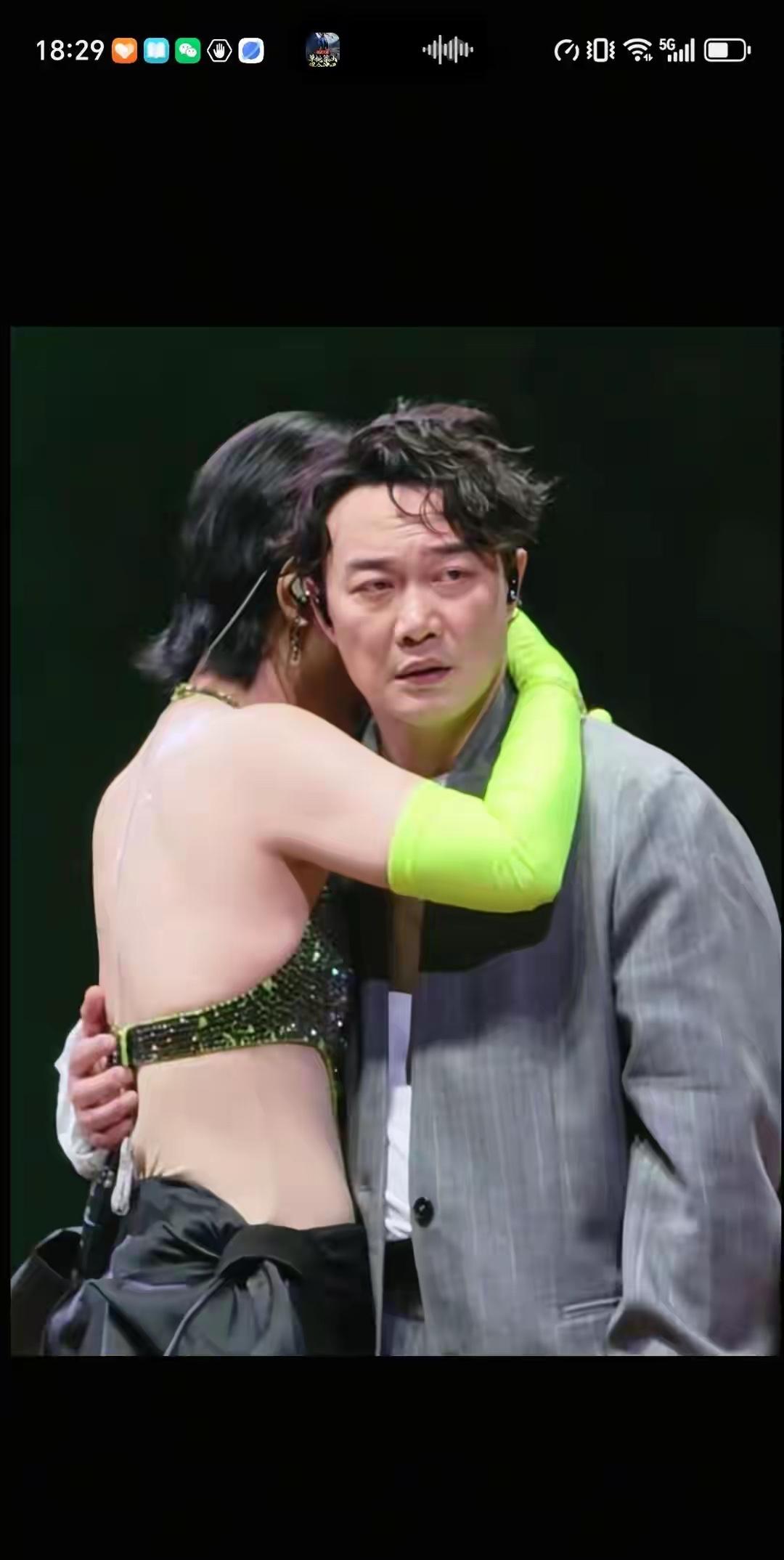 澳门演唱会结束后，最先冲上热搜的不是哪句高音，也不是哪段舞美，而是陈奕迅被周笔畅