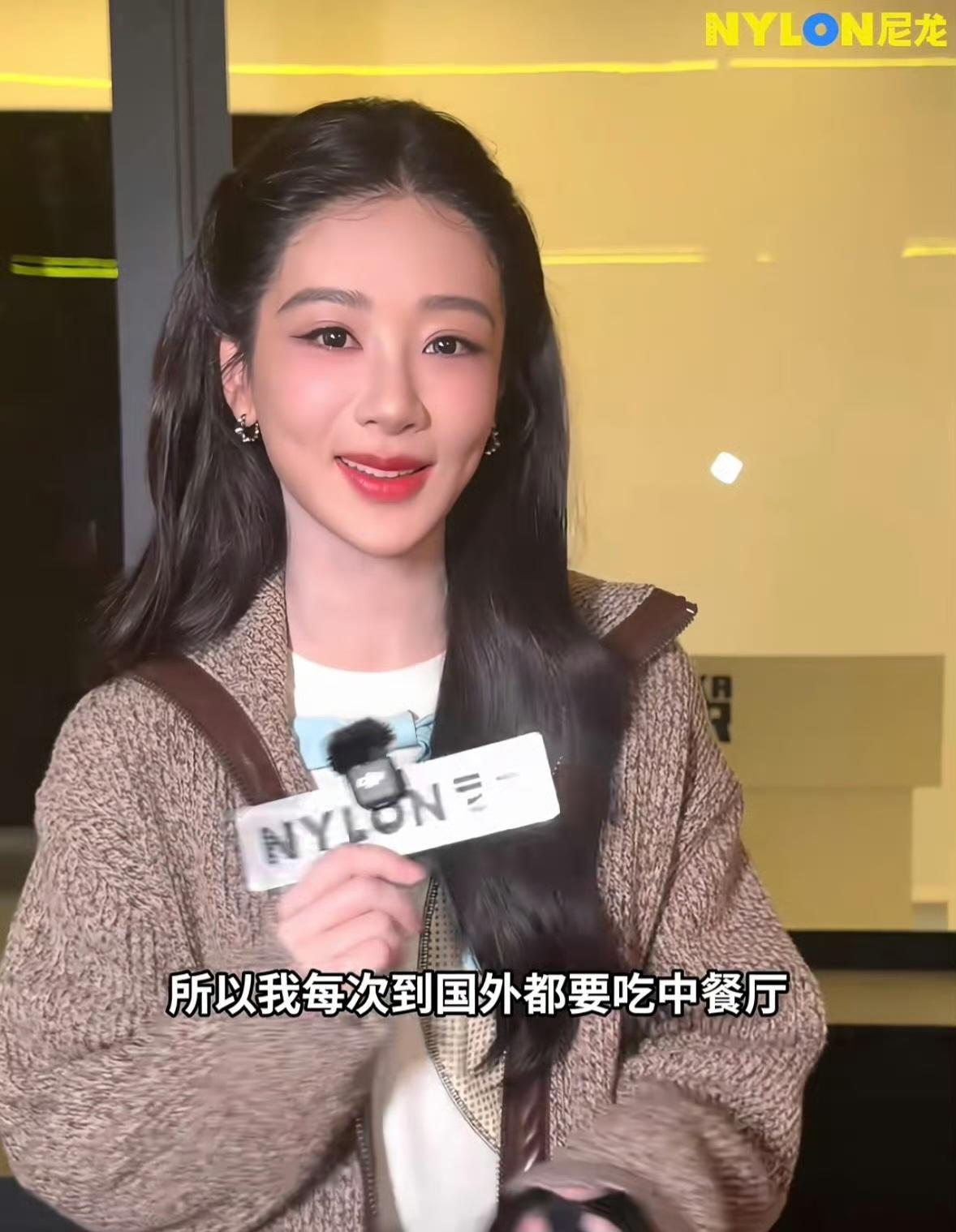 杨紫米兰时装周生图，造型中规中矩虽然不十分出彩也说得过去，但不知道为啥杨紫的脸越