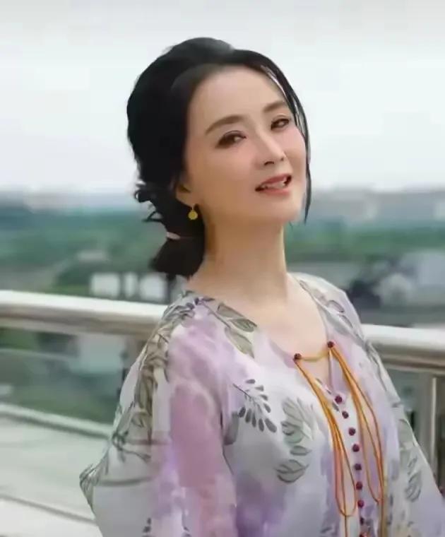 王艳示范三伏天高级感穿搭秘籍

一袭薄荷绿碎花连衣裙勾勒出王艳优雅身姿，真的被惊