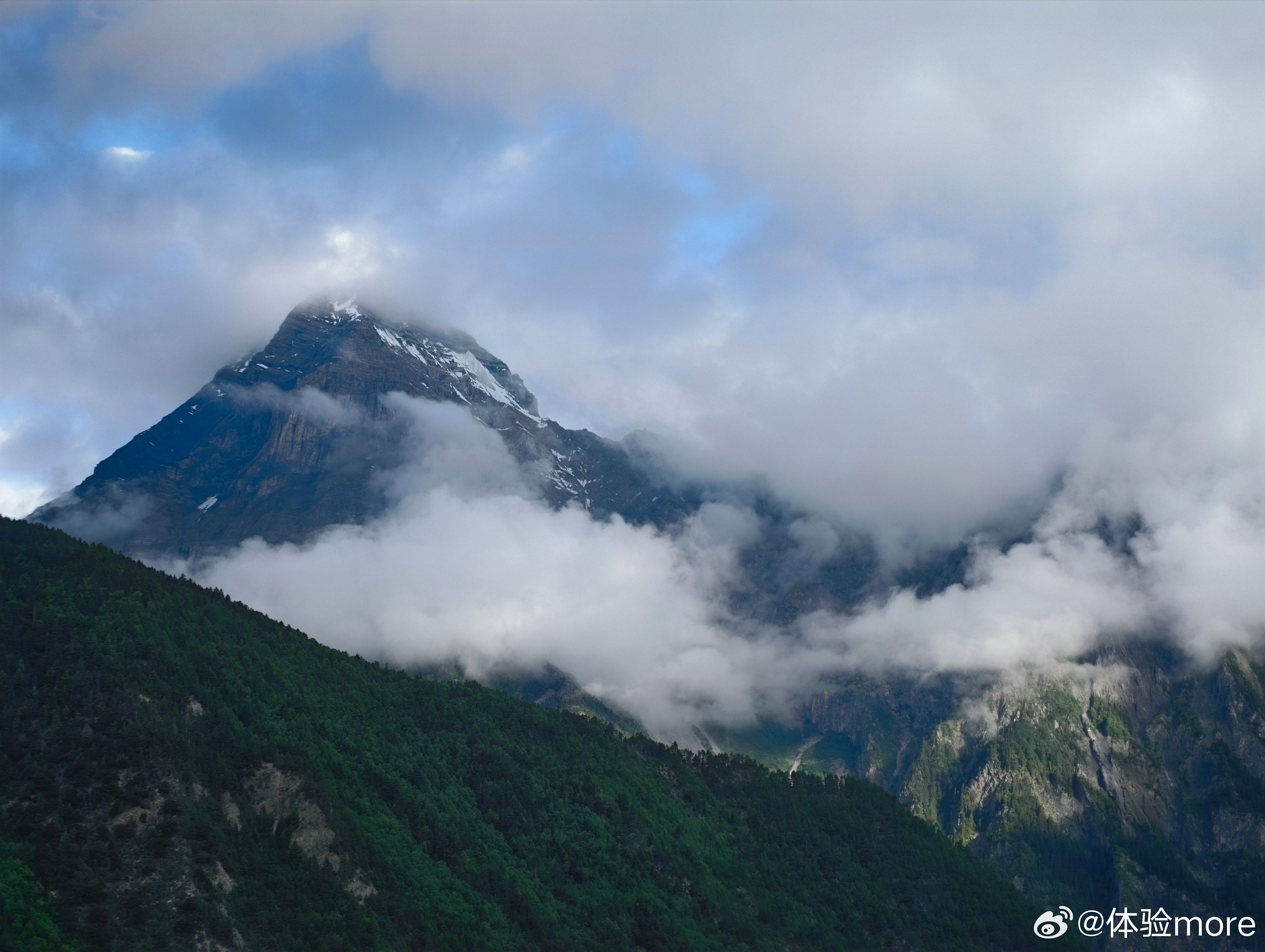 旅行搭子已经进化到这种程度了以前旅行是带一堆设备，除了手机之外，相机、平板、电脑