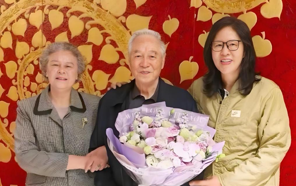 2025年10月22日，郎平专程奔赴重庆江津区探望定居于此的恩师邓若曾及夫人蔡希