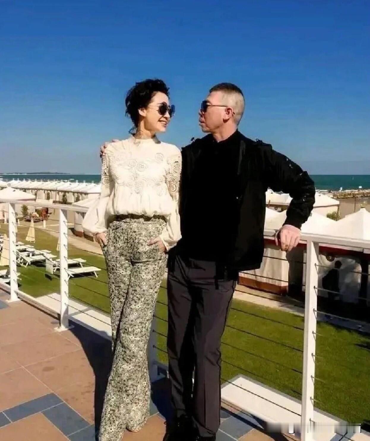 跟冯小刚导演一起合影的这一位女明星是谁，能跟导演同框的肯定不简单吧。

感觉照片