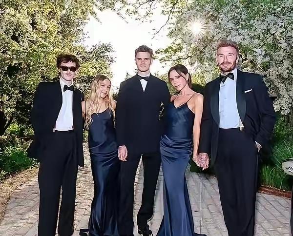 布鲁克林，真的被“踢出”家族了？
身为小贝和维多利亚的长子，布鲁克林真的让他们挺