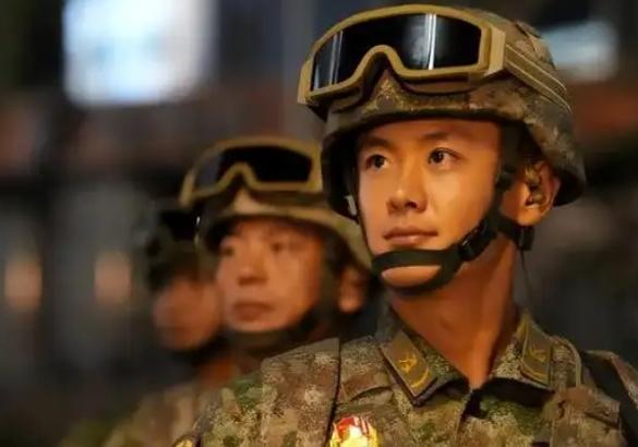 九三阅兵，就知道这位兵哥哥会火，英气的眼神，帅气的面堂，硬气的底蕴，一下就牵动好