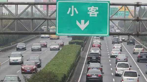“以前上牌要带12份材料，跑3个部门，花3天时间，现在手机点一点半小时就办完了！