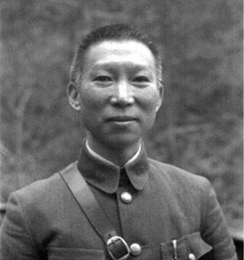 1993年，台北的法庭上发生了一幕让人心酸的场景：一位97岁的老人站在被告席上，