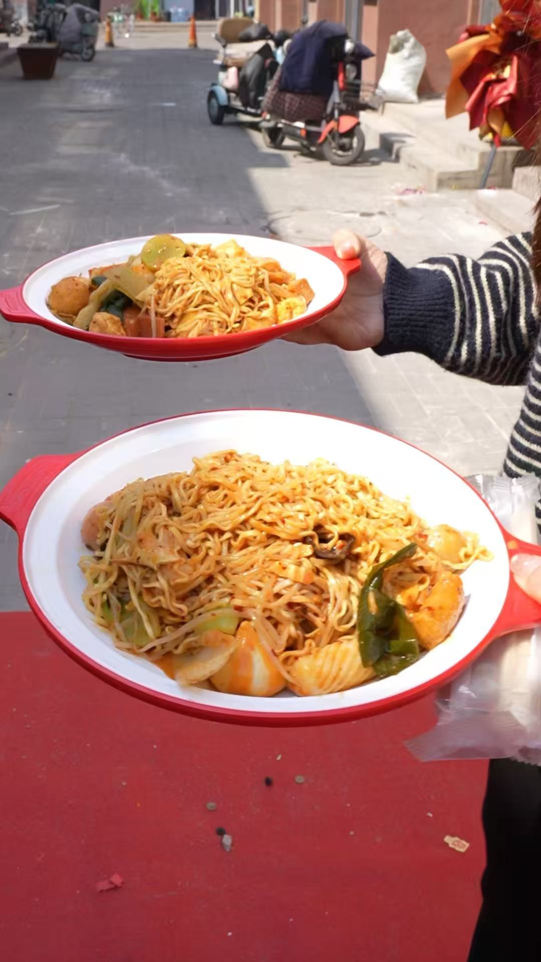 麻辣拌史铁生拥有梦中情店了 赵磊的“梦中情店”，是一位创业者不向命运低头的脊梁，